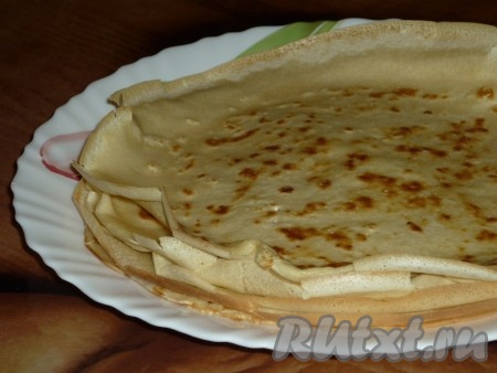 Приготовленные блины сложить стопочкой на тарелку.
