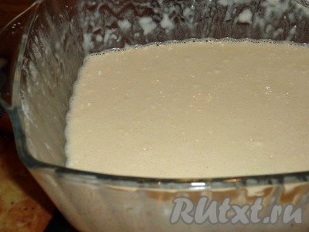 В тёплое молоко добавить растительное масло и соду, перемешать. Яйцо взбить венчиком с солью и сахаром. В молочную смесь добавить взбитое яйцо. Не переставая помешивать, частями всыпать просеянную муку. Тесто для блинов должно получиться однородным, без комочков.
