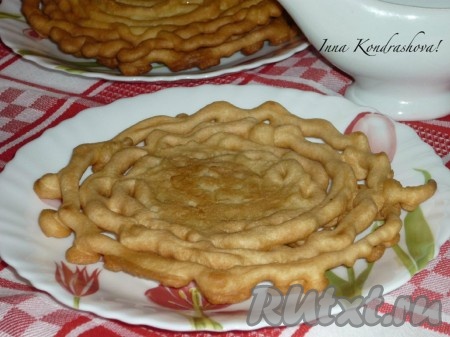 Вкусные, необычные французские кружевные блины готовы. При подаче можно блинчики присыпать сахарной пудрой.
