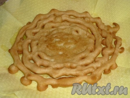 Готовый кружевной блинчик просушиваем бумажным полотенцем или салфеткой, чтобы избавиться от лишнего жира.
