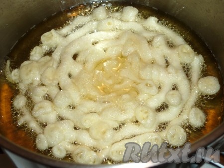 В сотейнике или небольшой кастрюльке хорошо разогреть растительное масло. Быстрым движениями по спирали выливаем тесто на масло. Обжариваем блин в масле с одной стороны до золотистого цвета, затем аккуратно переворачиваем и обжариваем с другой стороны.
