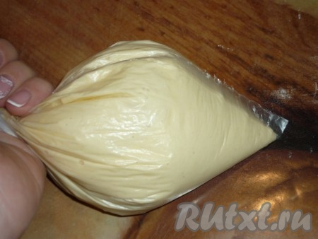 Срезать&nbsp;у пакетика один уголок, срез лучше сделать небольшим, чтобы тесто не сильно выливалось.
