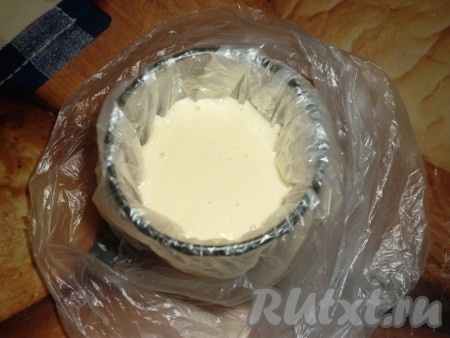 Взять небольшой целлофановый пакетик и вылить туда готовое тесто.
