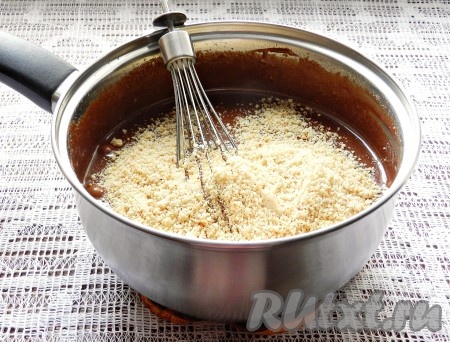 В последнюю очередь всыпать молотые орехи и снова хорошо вымесить всю массу. Готовую шоколадную пасту разложить по банкам и убрать в холодильник.