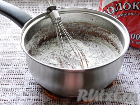 По одной ложке добавлять сухое молоко, хорошо перемешивая, чтобы не образовались комки.