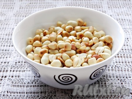 Поджаренный арахис очистить от кожицы.