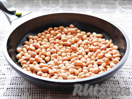 Арахис поджарить на сухой сковороде, постоянно помешивая и периодически снимая с огня, примерно 10 минут.