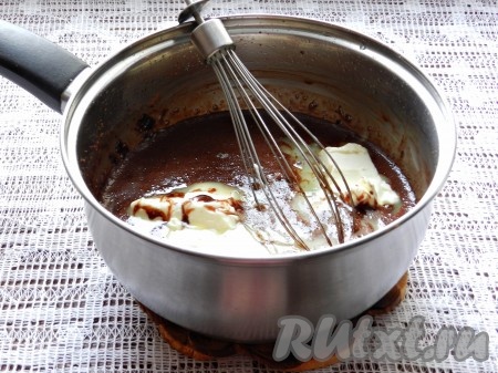 Затем добавить сливочное масло и снова перемешать, чтобы все масло растворилось.