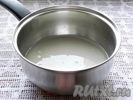 Сахар высыпать в воду, поставить на огонь. Довести до кипения и варить сироп 5 минут, не забывая помешивать, чтобы сахар не пригорел.