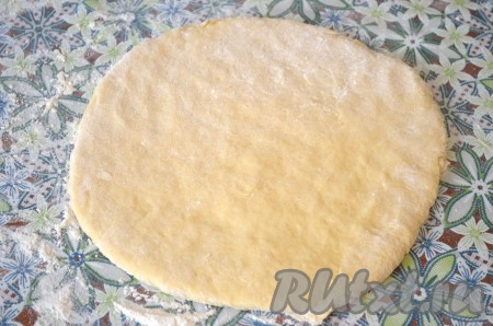 Если тесто будет немного липнуть - это ничего. Можно просто припылить стол мукой. Размять тесто руками в круг толщиной примерно 1 сантиметр.