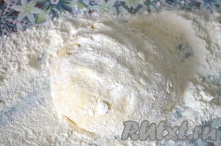 Добавляя частями оставшуюся муку, замесить мягкое, немного липнущее к рукам песочное тесто. Сильно долго вымешивать не надо.