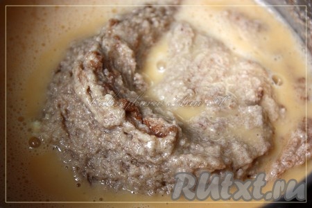 Добавить яйца к тесту, перемешать.
