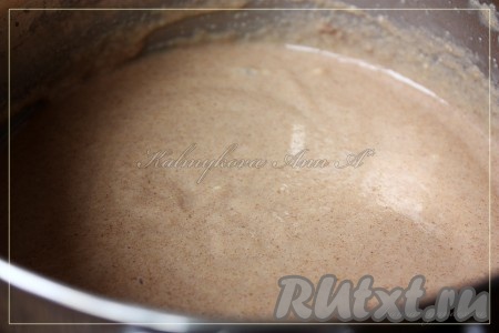 Тесто оставить на полчаса для набухания манки.
