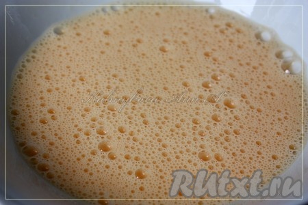 Яйца взбить венчиком.
