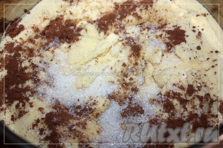 Смешать сахарный песок, манку, сметану, какао.
