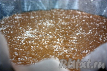 Тщательно перемешать и перелить тесто в форму, смазанную маслом (я использовала бумагу для выпечки). Сверху посыпать кокосовой стружкой и отправить выпекаться в разогретую до 180-190 градусов духовку, примерно на 30 минут (духовку в это время открывать нельзя, чтобы пирог не «осел»).
