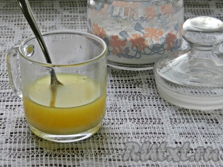 В оставшемся соке развести крахмал, влить эту смесь тонкой струйкой в соус для загустения. Варить еще 15 минут, периодически помешивая.
