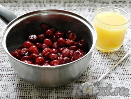 Влить к вишне 2/3 стакана апельсинового сока и поставить на средний огонь. Довести до кипения, постоянно помешивая, чтобы растворился сахар.