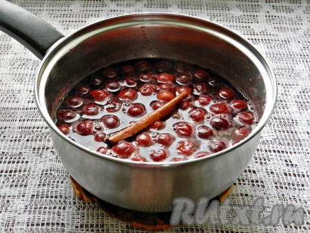 Добавить палочку корицы и варить 15-20 минут. Корицу вынуть.