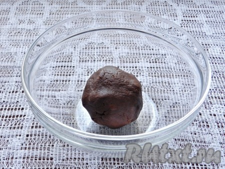 Добавить 1 столовую ложку холодной воды и собрать тесто в комочек. Если тесто не будет собираться в ком, тогда влейте ещё 0,5-1 столовую ложку воды. Завернуть шоколадное тесто в целлофан и убрать в морозилку на 30 минут.