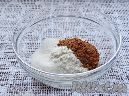 Прежде всего замесим тесто для шоколадного слоя, для этого в миске нужно смешать муку, сахар, какао и соль.