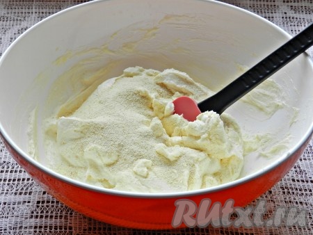 Всыпать манную крупу.