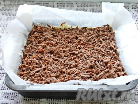 Сверху натереть на крупной тёрке замороженное шоколадное тесто, распределить равномерно. Выпекать творожно-шоколадную запеканку в разогретой до 180 градусов духовке в течение 1 часа. Затем духовку выключить, а запеканку не вынимать ещё 10-15 минут.