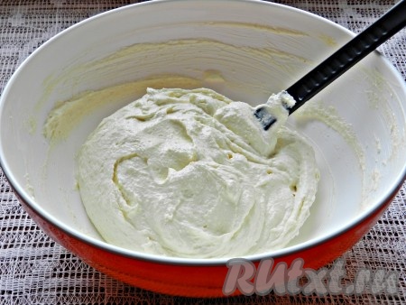 Хорошо перемешать творожно-манную массу и оставить на 20-30 минут (за это время манка набухнет).