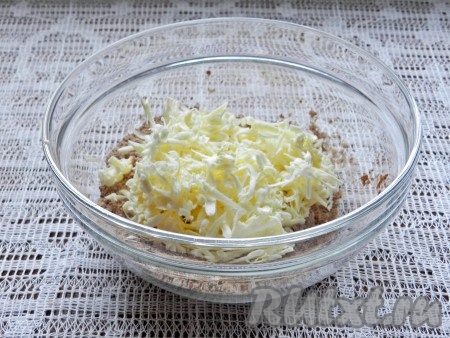 В получившуюся массу натереть на крупной тёрке холодное сливочное масло.