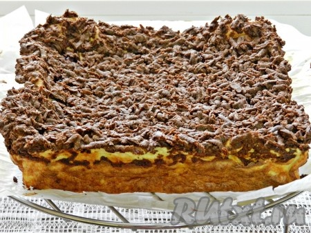 Готовую запеканку остудить, присыпать сахарной пудрой и подавать.