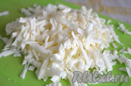 Плавленный сырок натереть на крупной тёрке. Я рекомендую предварительно сырок немного подморозить в морозилке, чтобы легче было его натирать.