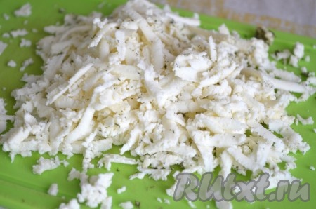 Адыгейский сыр натереть на крупной тёрке.