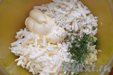 Сложить в миску натёртые сыры, укроп и чеснок, посолить, поперчить, добавить 2 столовых ложки&nbsp; майонеза, перемешать. Сырная масса должна получиться достаточно густой, пластичной, хорошо держащей форму. Она не должна быть жидкой, но и суховатой она быть не должна. При необходимости можно добавить ещё немного майонеза.