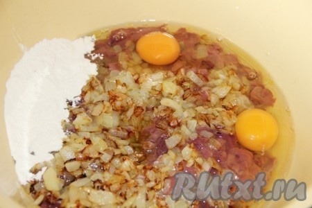 В миске соединяем мелко нарезанную куриную печень, жареный лук, сырые яйца, 2 столовых ложки муки, добавляем соль и чёрный молотый перец, перемешиваем. Тесто для рубленных печёночных оладий по консистенции должно получиться, как достаточно густая сметана. Если тесто вышло жидковатым, добавьте ещё 1 столовую ложку муки и тщательно перемешайте.