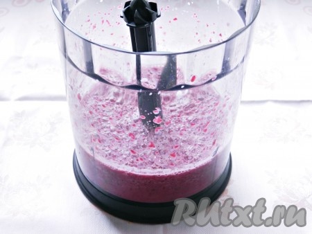 Все ингредиенты для блинчиков, кроме муки, смешать в блендере.