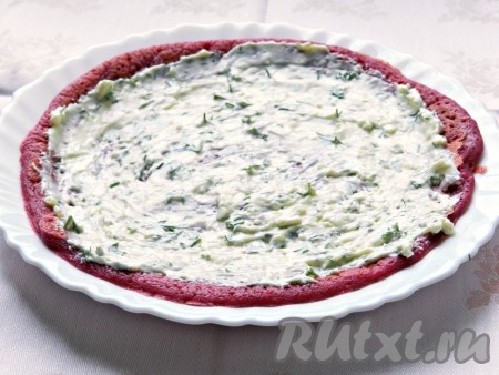 Для приготовления начинки смешать плавленный сыр с майонезом (или сметаной), добавить чеснок,&nbsp; пропущенный через пресс, мелко порезанную зелень и тщательно перемешать. Полученную начинку нанести на блины, свернуть.
