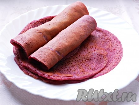 Жарить свекольные блины на среднем огне на разогретой с маслом сковороде по 1-2 минуте с каждой стороны.
