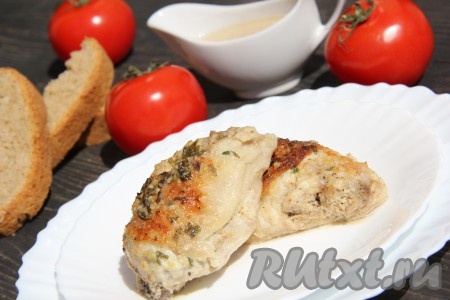 Вкусные, сочные, аппетитные куриные бёдра, приготовленные в сметане с чесноком в духовке, подать к столу в горячем виде с любым гарниром. Великолепно подойдёт гарнир из риса или свежих овощей.