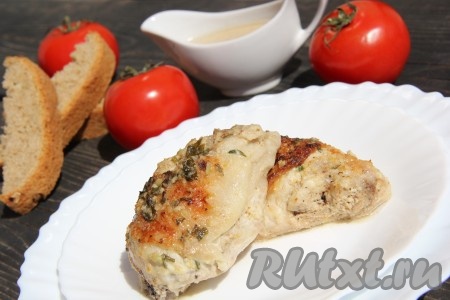 Куриные бёдра в сметане с чесноком в духовке