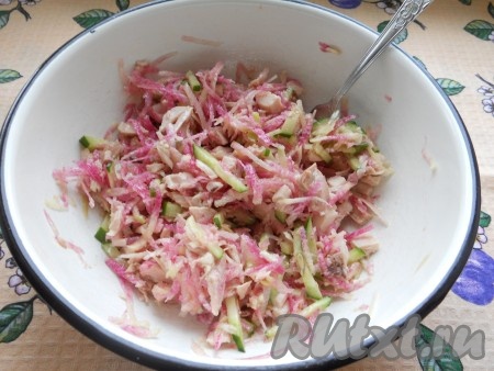 Салат посолить по вкусу, заправить подсолнечным маслом.&nbsp;