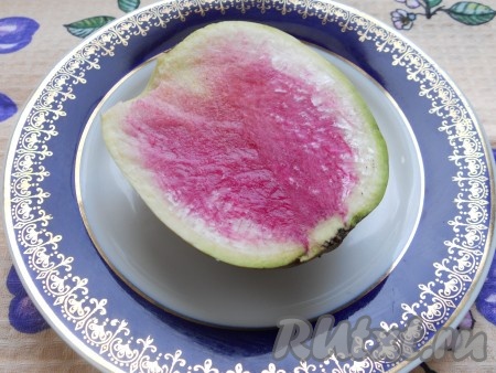 Редьку помыть и очистить.