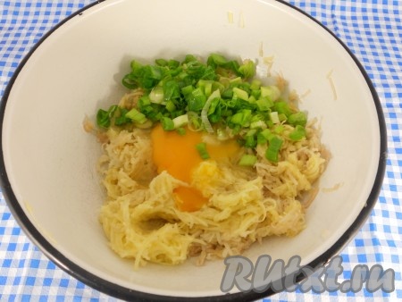 К натёртому картофелю добавить сырое яйцо, мелко нарезанный зелёный лук (или другую свежую зелень). Если вы возьмёте крупное яйцо, тогда достаточно будет 1 яйца. Если яйцо мелкое, тогда нужно добавить 2 штуки.