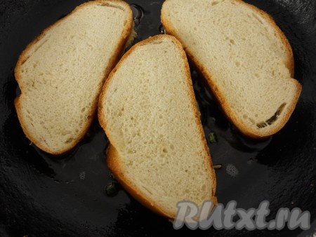 Растительное масло разогреть в сковороде. Выложить бутерброды с сырой картошкой начинкой вниз. Жарить на среднем огне до румяного цвета картошки. Жарятся эти бутерброды с одной стороны, так они получаются менее жирными. При желании, можно обжарить и с другой стороны. 