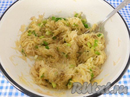 Поперчить картофельную массу и хорошенько перемешать.