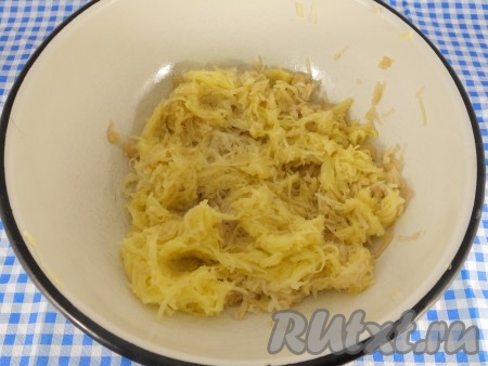 Зелёный лук (или другую свежую зелень) вымыть, обсушить немного. Картофель очистить и натереть на мелкой тёрке в глубокую миску, посолить.