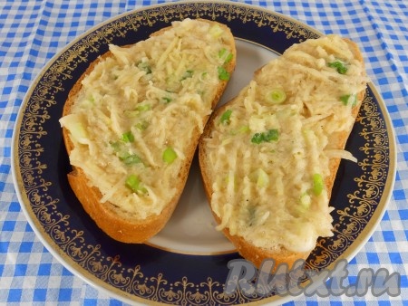 На ломти батона выкладывать картофельную массу не слишком толстым слоем.