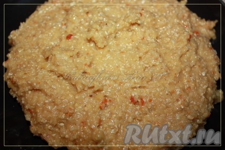 Замесить мягкое тесто и отправить его в холодильник на час.
