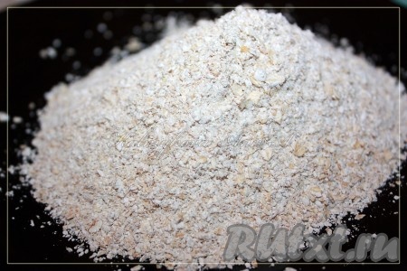 Овсяные хлопья перемолоть.
