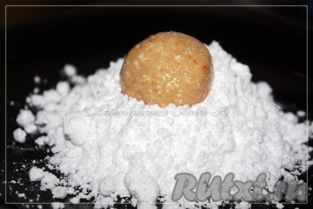 Скатать шарики и обвалять их в оставшейся сахарной пудре.
