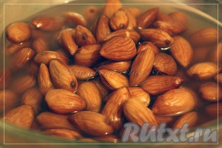 Замочить миндаль на 2-3 минуты в кипятке, затем очистить от пленок.
